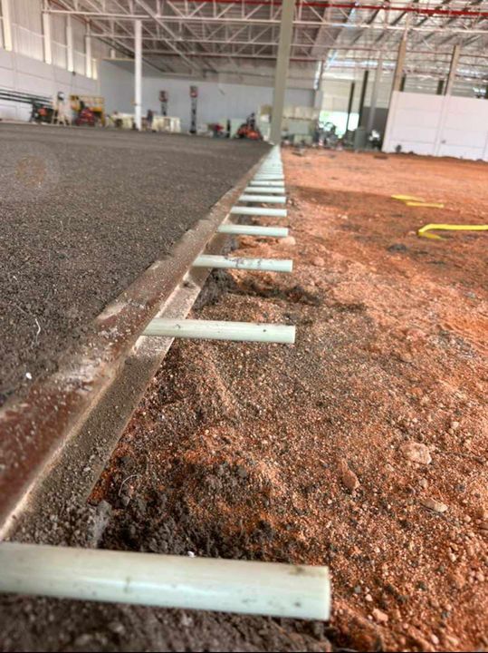 Detalhe das barras de transferência GFRP na borda do pavimento