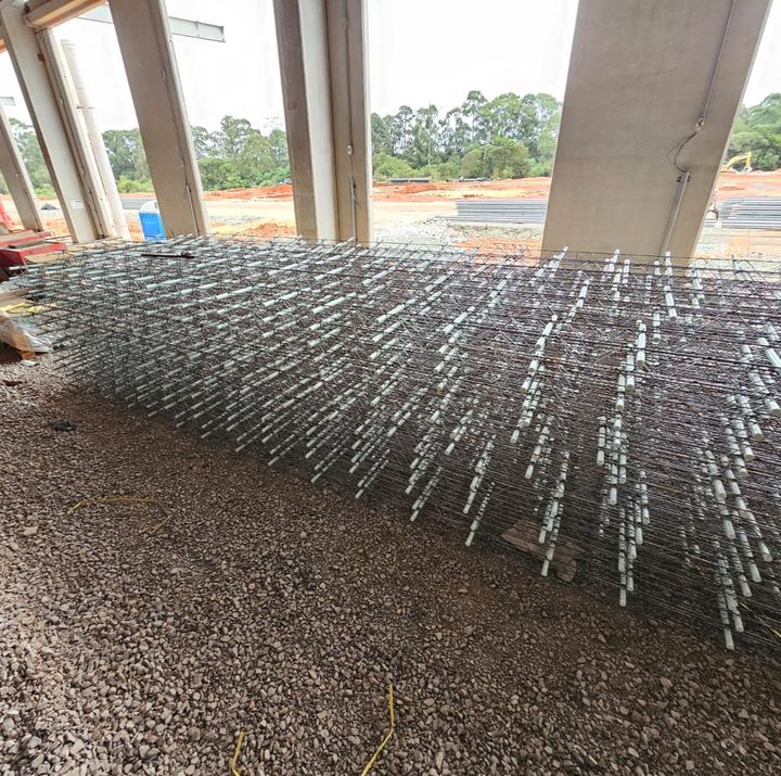 Barras de transferência GFRP na borda do piso concretado