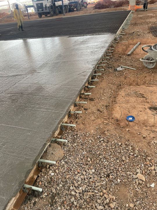 Piso concretado com barras de transferência GFRP Zentor posicionadas na junta