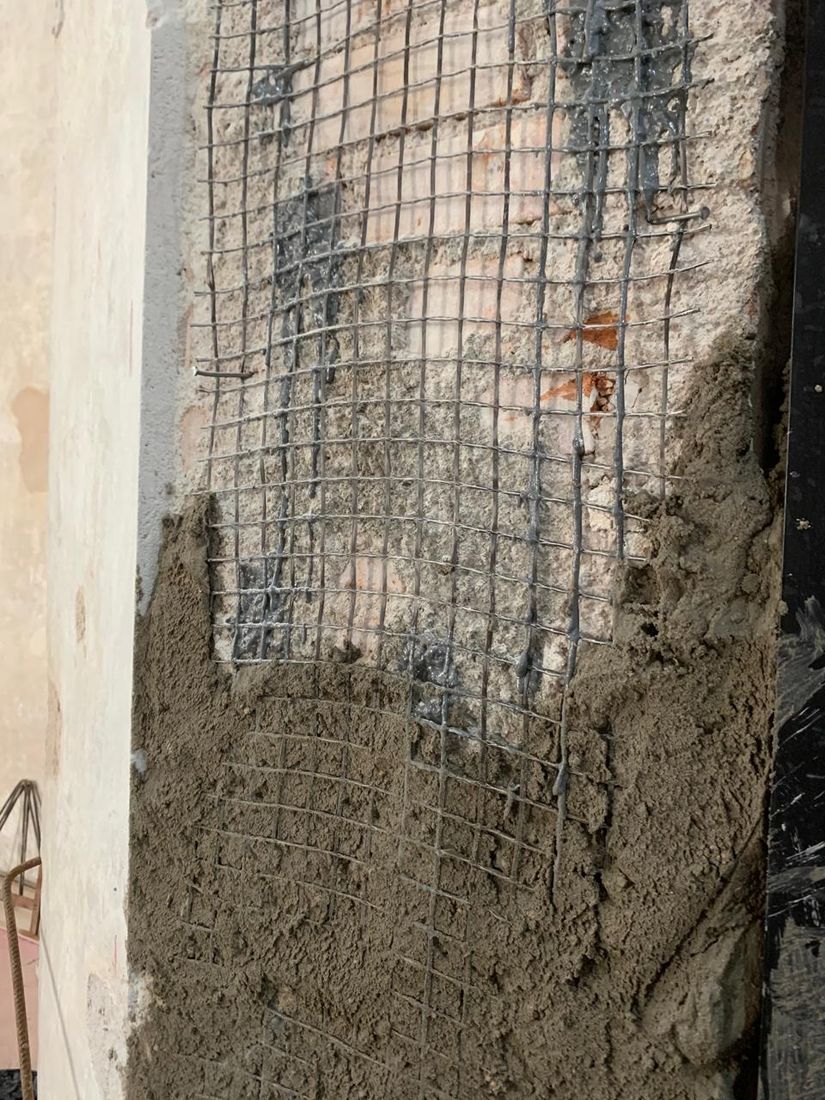 Aplicação da FachaFibra com desempenadeira sobre a fachada em obra