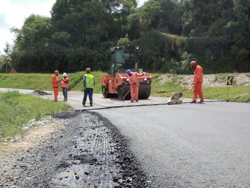 Instalação de geogrelha Spalla em rodovia