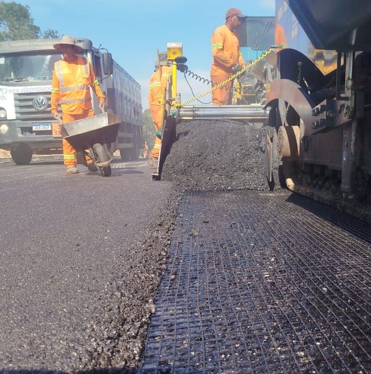 Aplicação de asfalto sobre geogrelha Spalla em rodovia