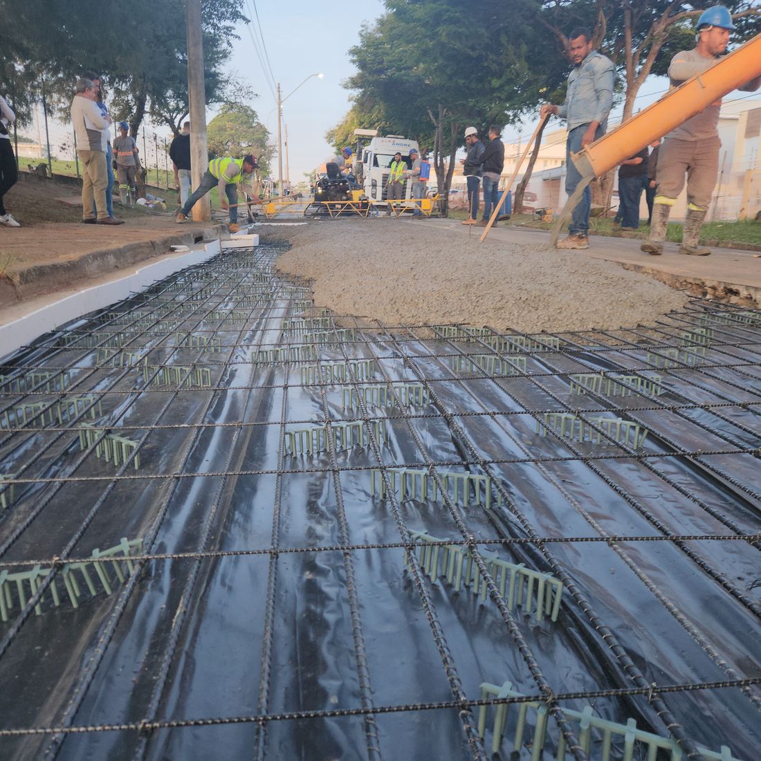 Concretagem de pavimento armado com vergalhões de FRP