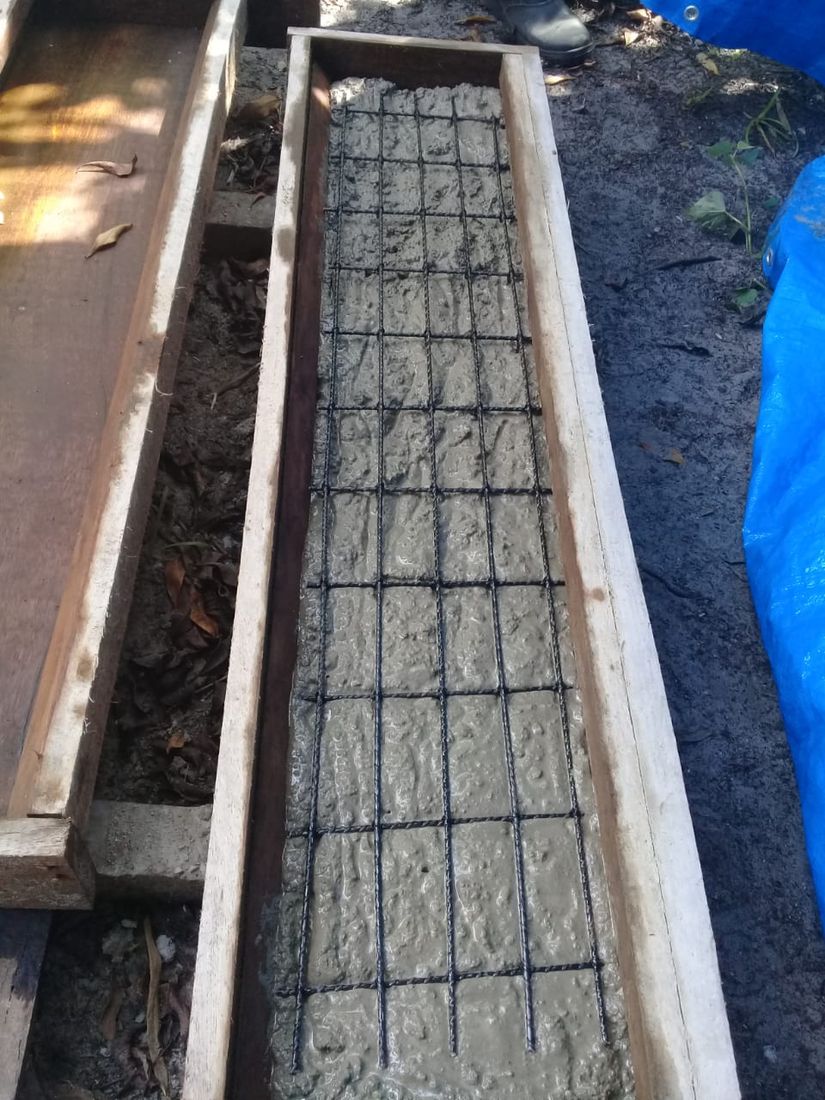Tela de FRP embutida em corpo de prova de concreto