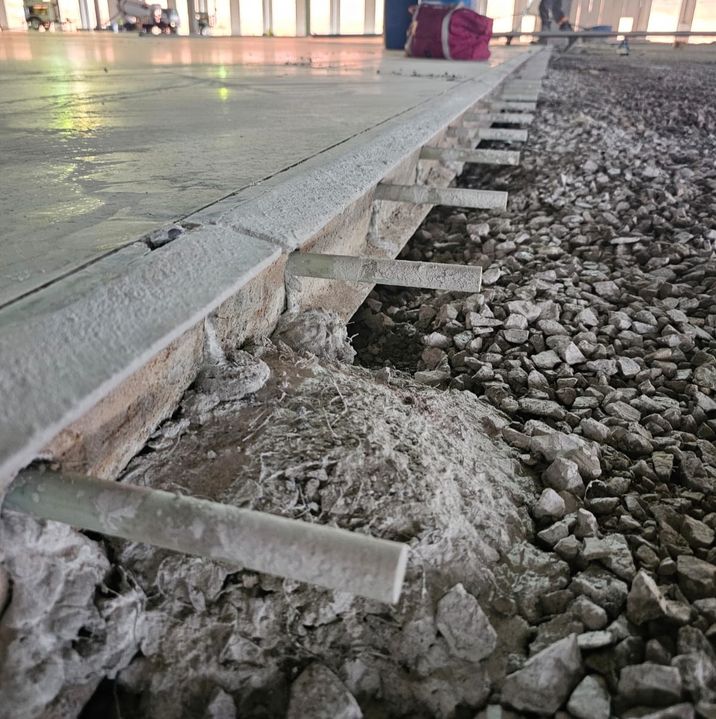 Detalhe da junta de construção com barras de transferência GFRP Zentor