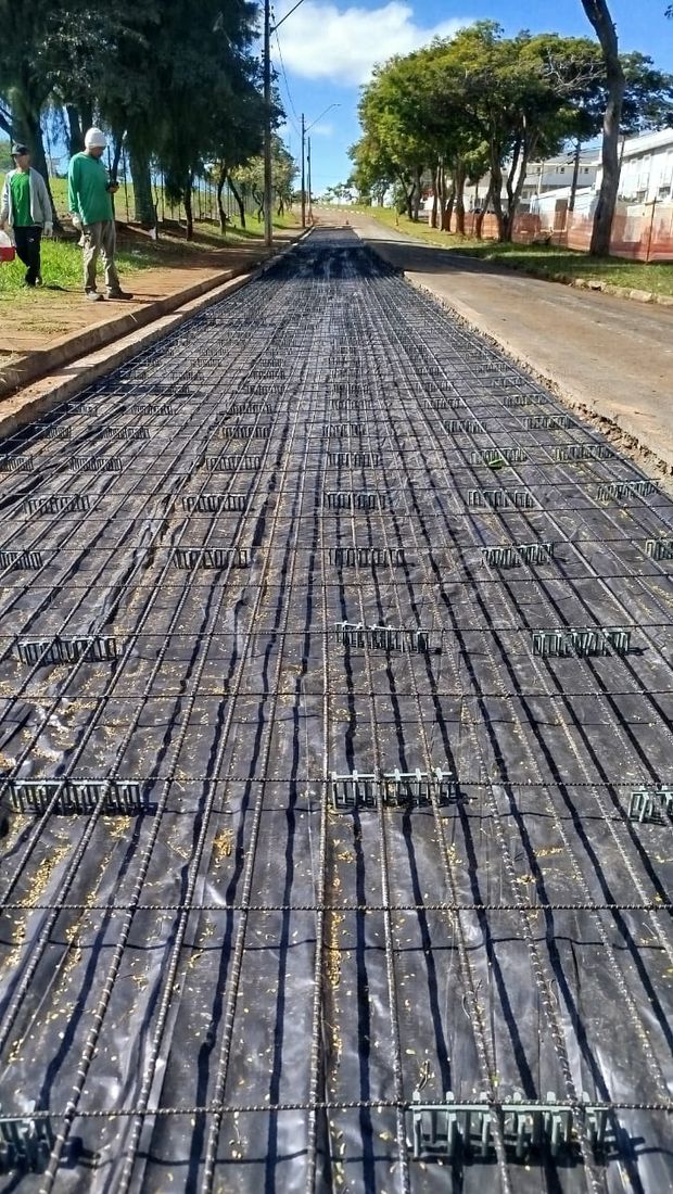 Armadura de FRP posicionada para pavimento de concreto