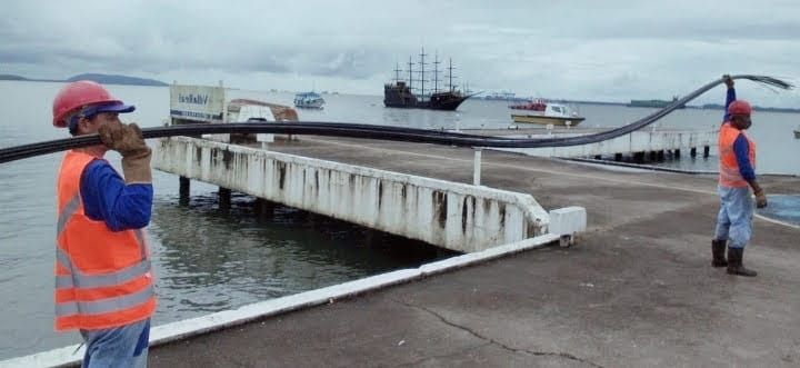 Transporte de vergalhões de FRP em obra à beira-mar