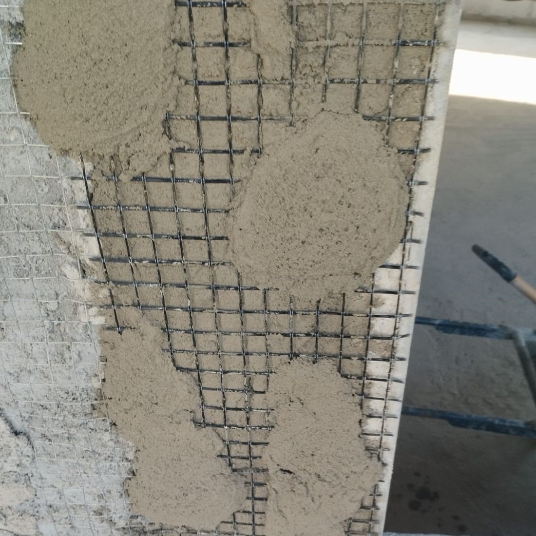 Detalhe da tela FachaFibra de fibra de basalto embutida na argamassa